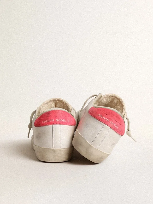 Super-Star de cuero blanco para mujer con estrella perforada y lengüeta de nylon fucsia en el talón