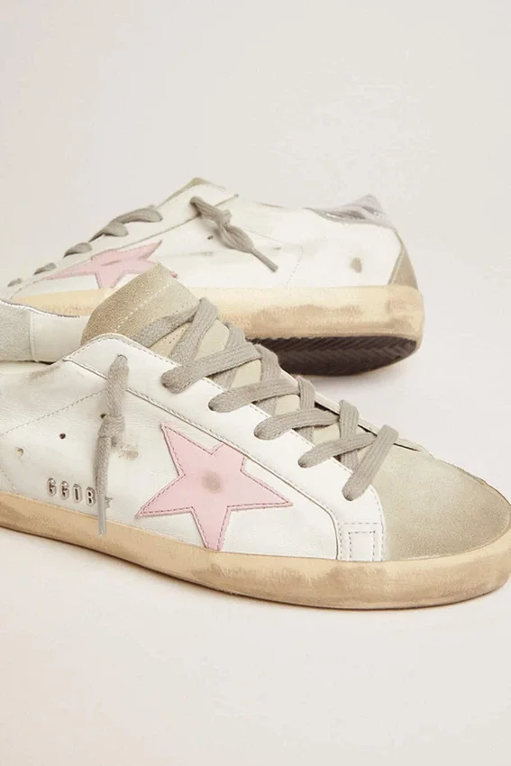 Super-Star de cuero para mujer con estrella rosa y lengüeta plateada en el talón