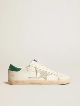 Super-Star en cuero blanco con estrella de gamuza gris hielo y lengüeta del talón de cuero verde