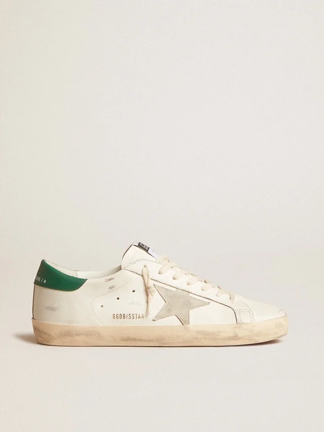 Super-Star en cuero blanco con estrella de gamuza gris hielo y lengüeta del talón de cuero verde