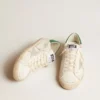 Super-Star en cuero blanco con estrella de gamuza gris hielo y lengüeta del talón de cuero verde