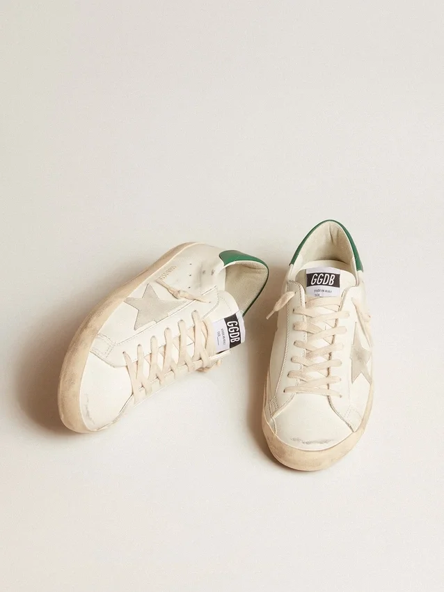 Super-Star en cuero blanco con estrella de gamuza gris hielo y lengüeta del talón de cuero verde