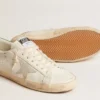 Super-Star en cuero blanco con estrella de gamuza gris hielo y lengüeta del talón de cuero verde