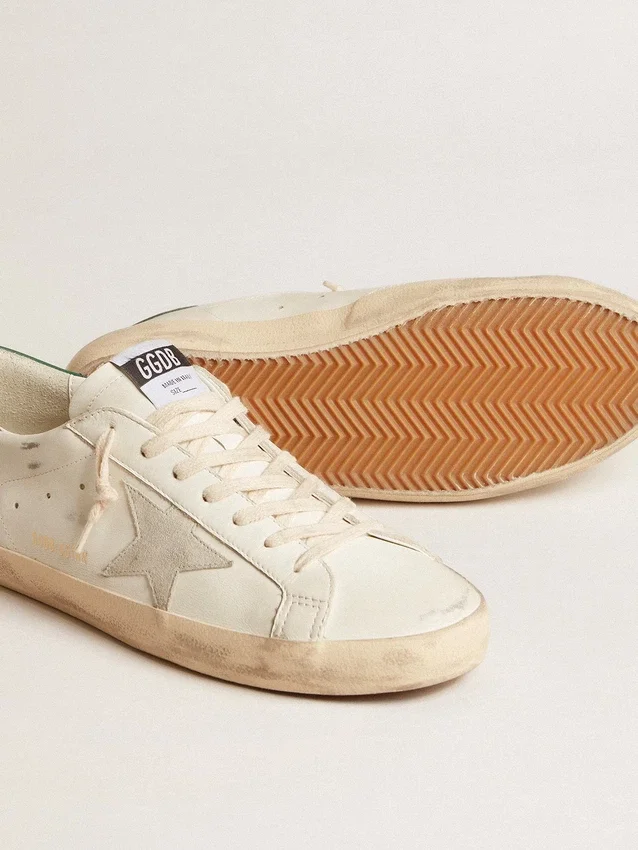 Super-Star en cuero blanco con estrella de gamuza gris hielo y lengüeta del talón de cuero verde