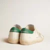 Super-Star en cuero blanco con estrella de gamuza gris hielo y lengüeta del talón de cuero verde