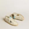 Super-Star en cuero y gamuza blancos con estrella de cuero plateada y dorada