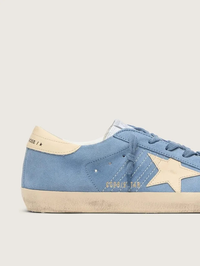 Super-Star en gamuza azul claro con estrella y lengüeta del talón de cuero beige