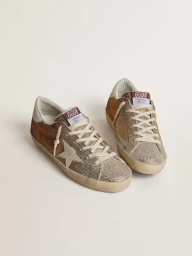 Super-Star en gamuza beige y cristales multicolores con estrella y lengüeta del talón de cuero color crema