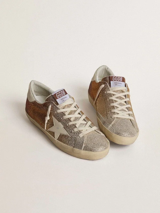 Super-Star en gamuza beige y cristales multicolores con estrella y lengüeta del talón de cuero color crema