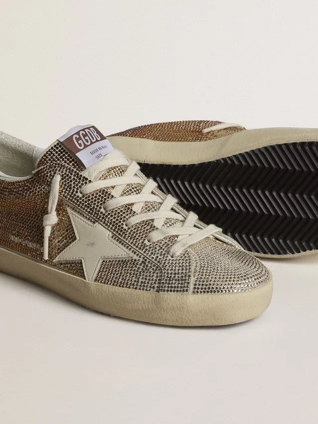 Super-Star en gamuza beige y cristales multicolores con estrella y lengüeta del talón de cuero color crema