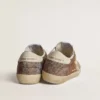 Super-Star en gamuza beige y cristales multicolores con estrella y lengüeta del talón de cuero color crema