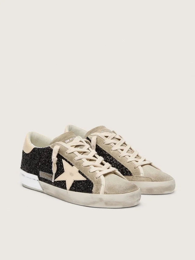 Super-Star en negro con purpurina, estrella color crema e inserciones de gamuza