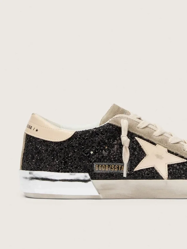 Super-Star en negro con purpurina, estrella color crema e inserciones de gamuza