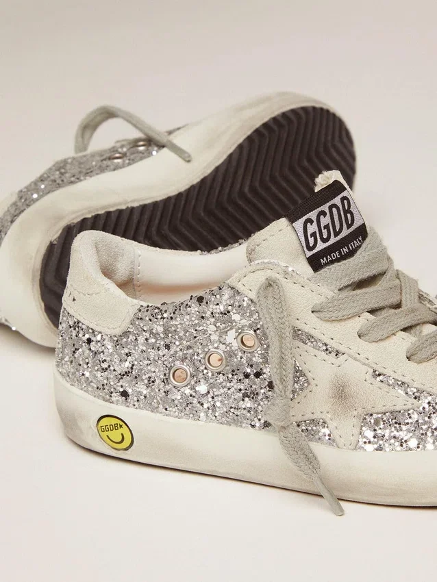 Super-Star Junior con purpurina plateada y detalles de gamuza