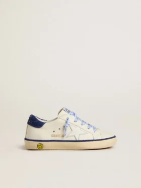 Super-Star Junior en cuero blanco con lengüeta de talón de gamuza azul