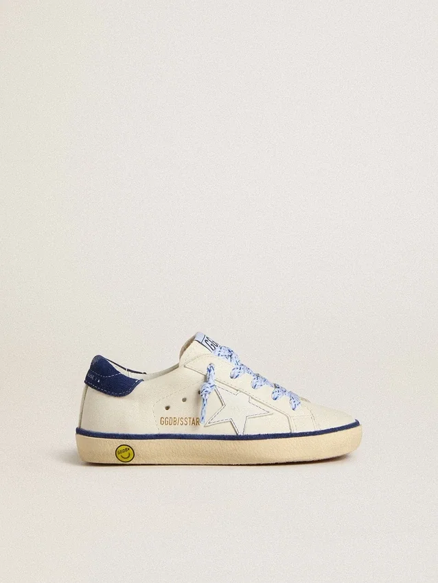 Super-Star Junior en cuero blanco con lengüeta de talón de gamuza azul