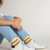 Super-Star Junior en cuero blanco con lengüeta de talón de gamuza azul