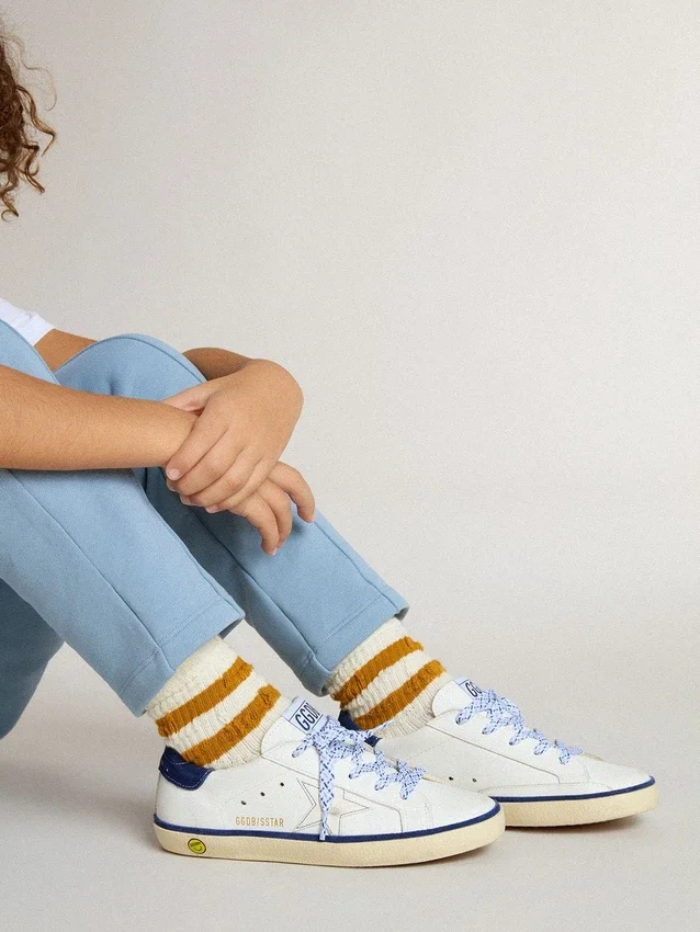 Super-Star Junior en cuero blanco con lengüeta de talón de gamuza azul