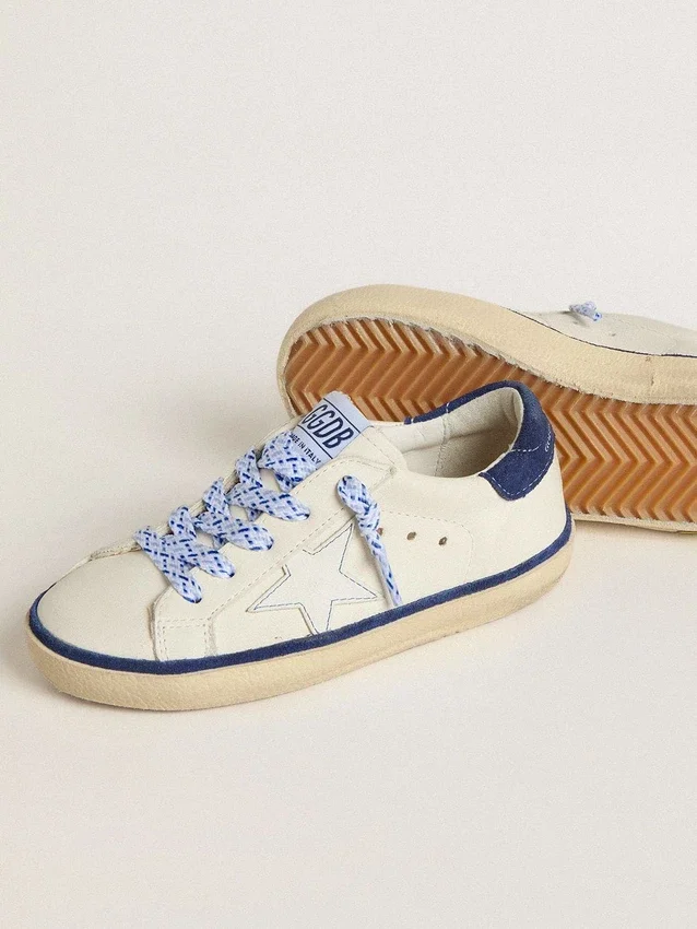 Super-Star Junior en cuero blanco con lengüeta de talón de gamuza azul