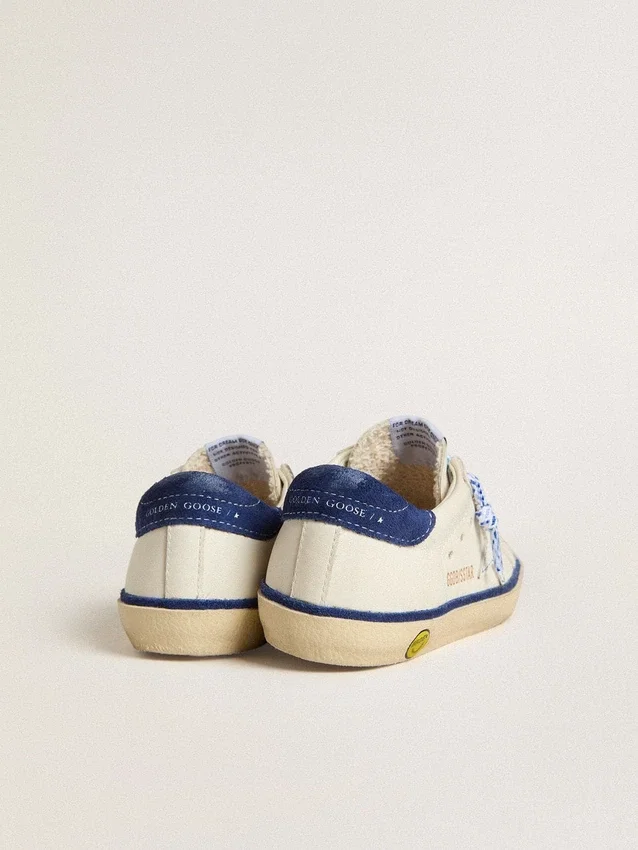 Super-Star Junior en cuero blanco con lengüeta de talón de gamuza azul