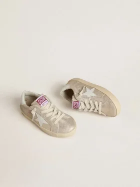Super-Star Junior en gamuza con efecto laminado color arena y estrella de cuero blanco