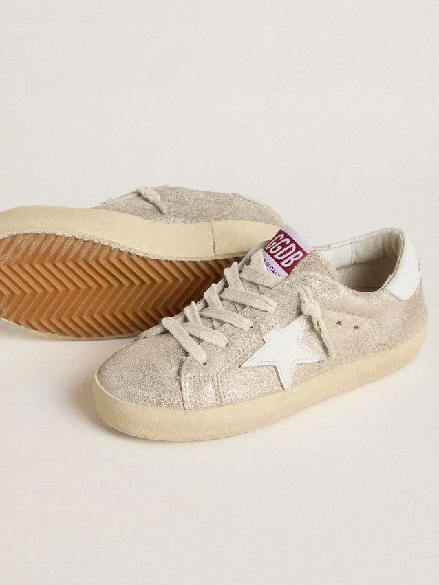 Super-Star Junior en gamuza con efecto laminado color arena y estrella de cuero blanco