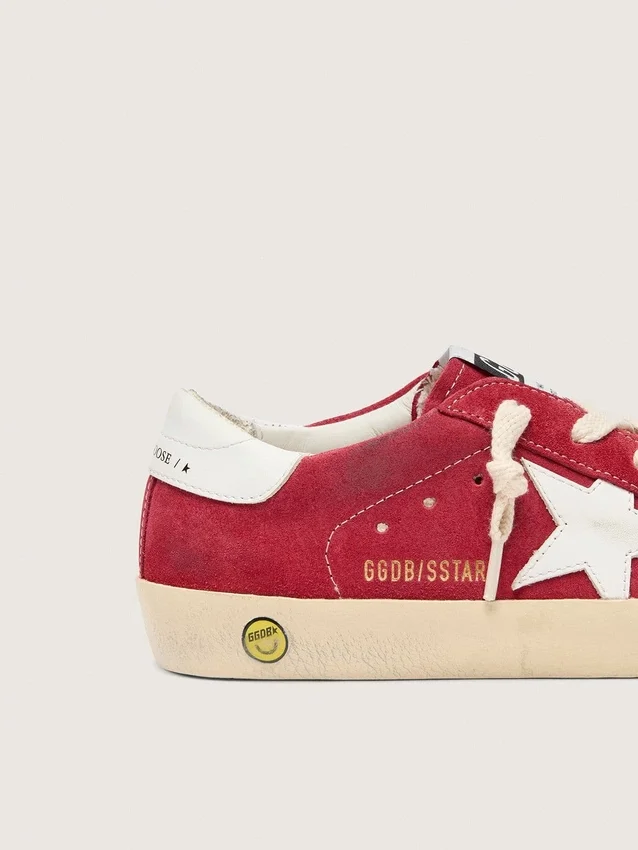 Super-Star Junior en gamuza roja con estrella y lengüeta en el talón de cuero blanco