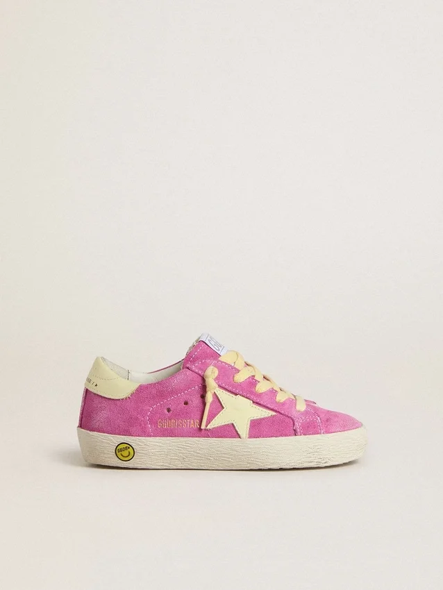 Super-Star Junior en gamuza rosa con estrella amarilla clara y lengüeta en el talón