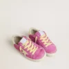 Super-Star Junior en gamuza rosa con estrella amarilla clara y lengüeta en el talón