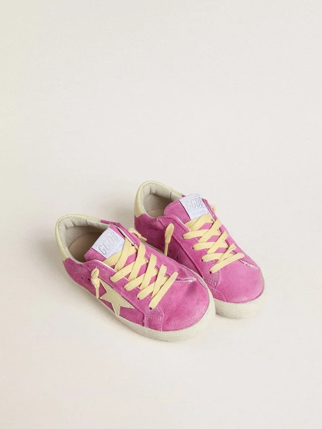 Super-Star Junior en gamuza rosa con estrella amarilla clara y lengüeta en el talón