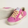 Super-Star Junior en gamuza rosa con estrella amarilla clara y lengüeta en el talón