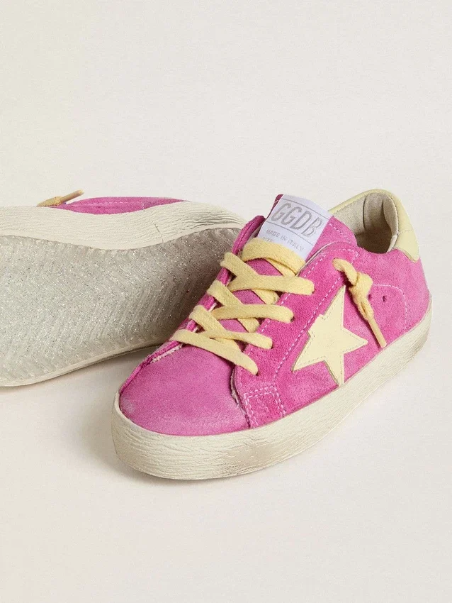 Super-Star Junior en gamuza rosa con estrella amarilla clara y lengüeta en el talón