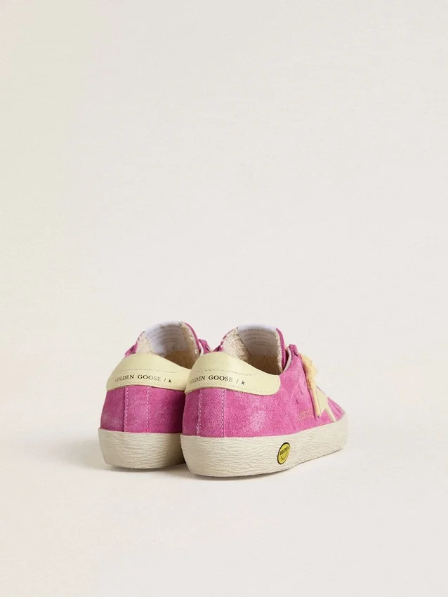 Super-Star Junior en gamuza rosa con estrella amarilla clara y lengüeta en el talón