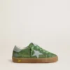 Super-Star Junior en gamuza verde con estrella azul claro y lengüeta en el talón