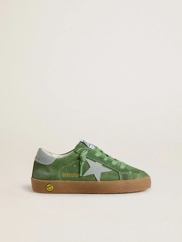 Super-Star Junior en gamuza verde con estrella azul claro y lengüeta en el talón