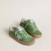 Super-Star Junior en gamuza verde con estrella azul claro y lengüeta en el talón