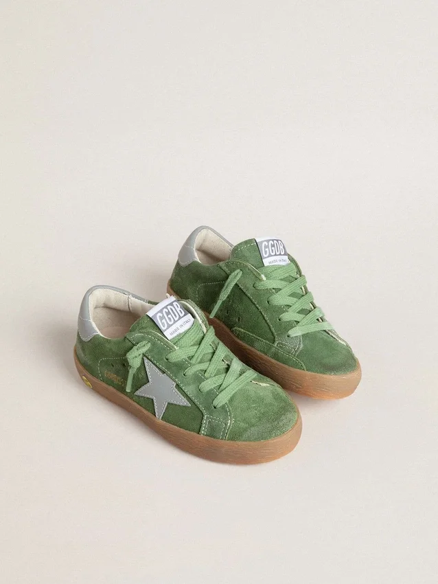 Super-Star Junior en gamuza verde con estrella azul claro y lengüeta en el talón