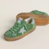 Super-Star Junior en gamuza verde con estrella azul claro y lengüeta en el talón