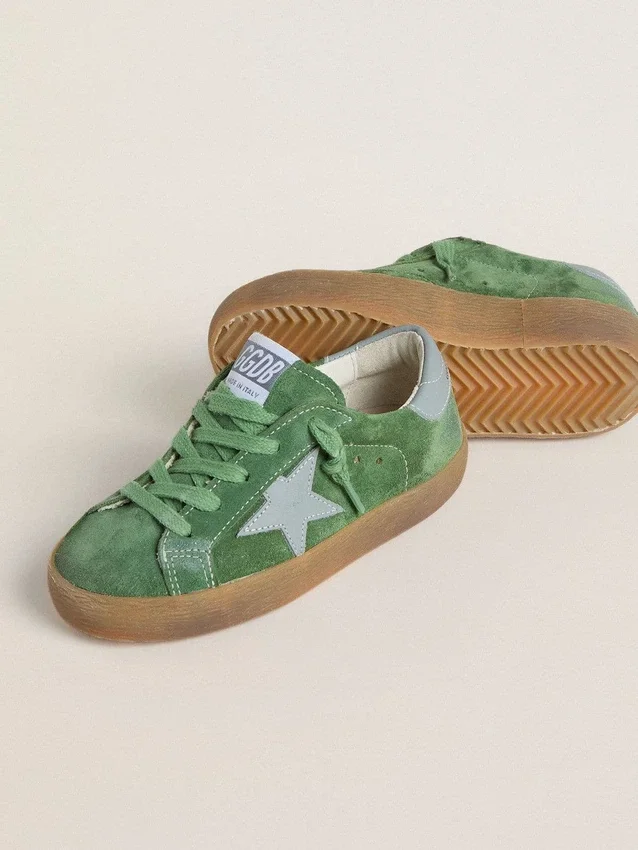 Super-Star Junior en gamuza verde con estrella azul claro y lengüeta en el talón