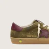 Super-Star Junior en gamuza verde militar con estrella de cuero burdeos y lengüeta en el talón