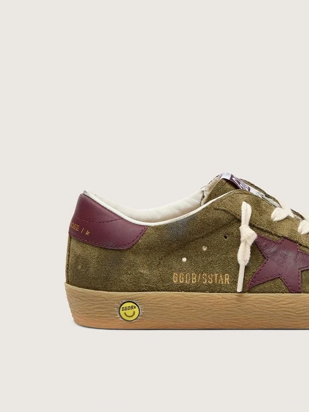 Super-Star Junior en gamuza verde militar con estrella de cuero burdeos y lengüeta en el talón