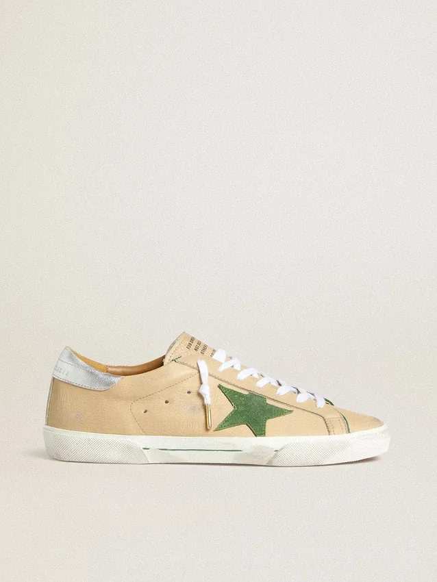 Super-Star LTD en cuero beige con estrella de gamuza verde y lengüeta en el talón de cuero con lámina plateada