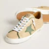 Super-Star LTD en cuero beige con estrella de gamuza verde y lengüeta en el talón de cuero con lámina plateada