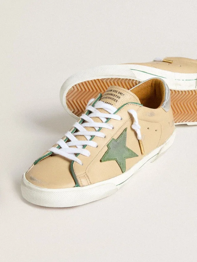 Super-Star LTD en cuero beige con estrella de gamuza verde y lengüeta en el talón de cuero con lámina plateada