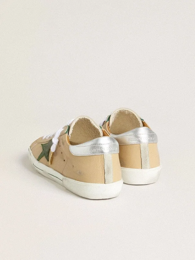 Super-Star LTD en cuero beige con estrella de gamuza verde y lengüeta en el talón de cuero con lámina plateada