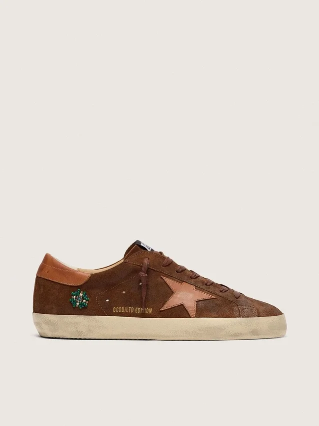 Super-Star LTD para hombre en gamuza marrón con estrella de cuero rojo ladrillo y bordado con cuentas verdes