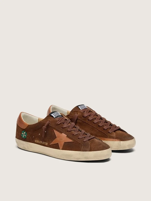Super-Star LTD para hombre en gamuza marrón con estrella de cuero rojo ladrillo y bordado con cuentas verdes