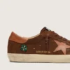 Super-Star LTD para hombre en gamuza marrón con estrella de cuero rojo ladrillo y bordado con cuentas verdes