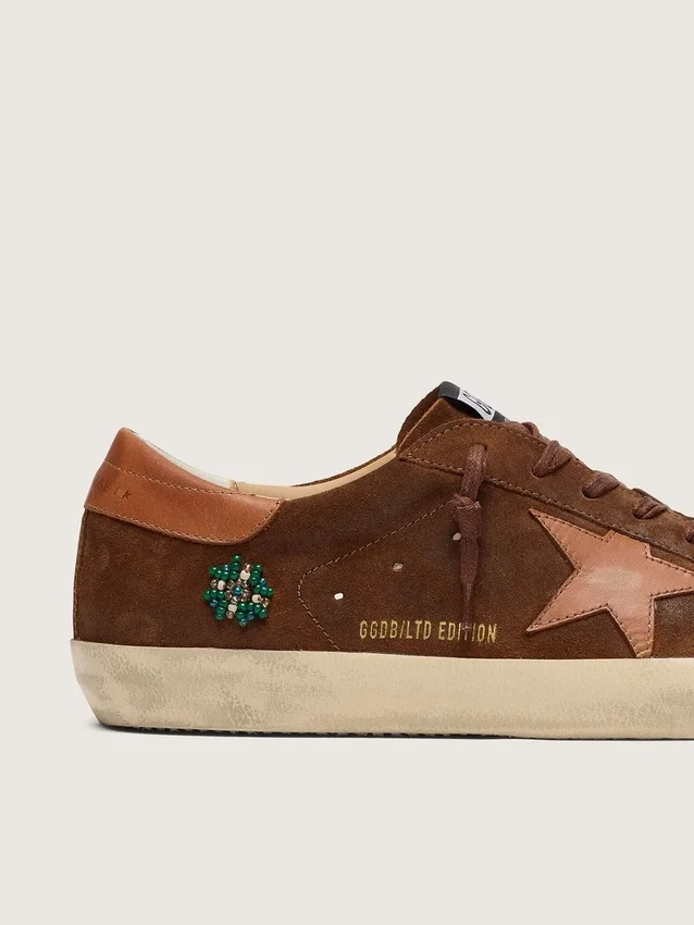 Super-Star LTD para hombre en gamuza marrón con estrella de cuero rojo ladrillo y bordado con cuentas verdes