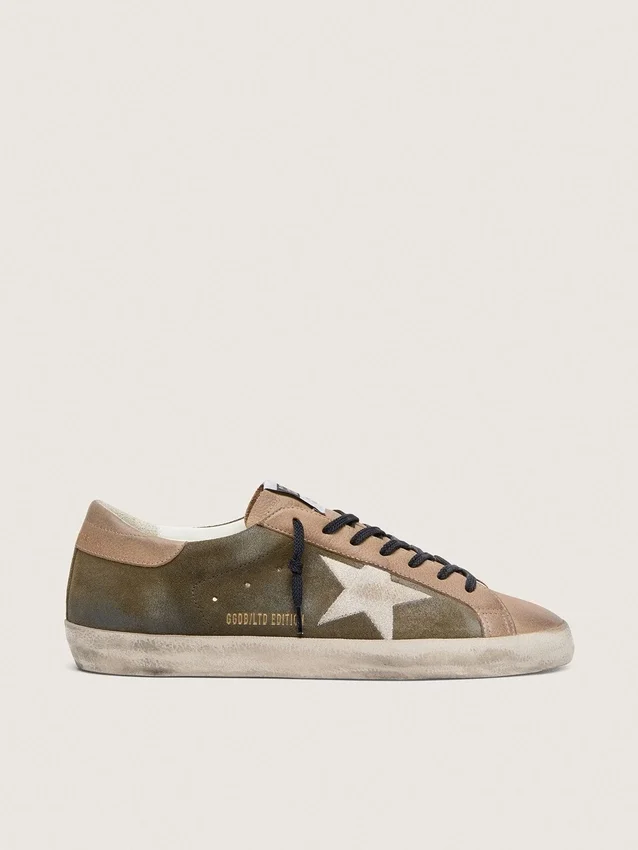 Super-Star LTD para hombre en gamuza verde oliva con estrella bordada en color crema